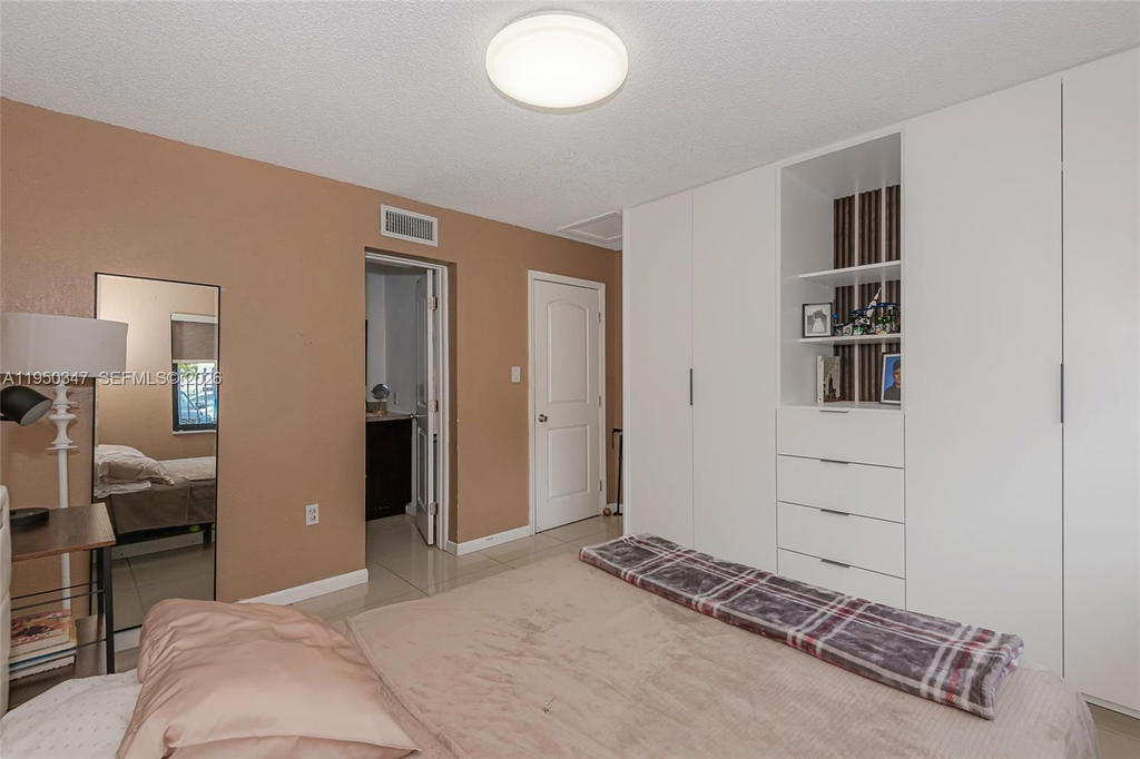 Real estate property located at 5565 194th Ln, Miami-dade, Lakes Of Acadia Unit One, Miami Gardens, FL