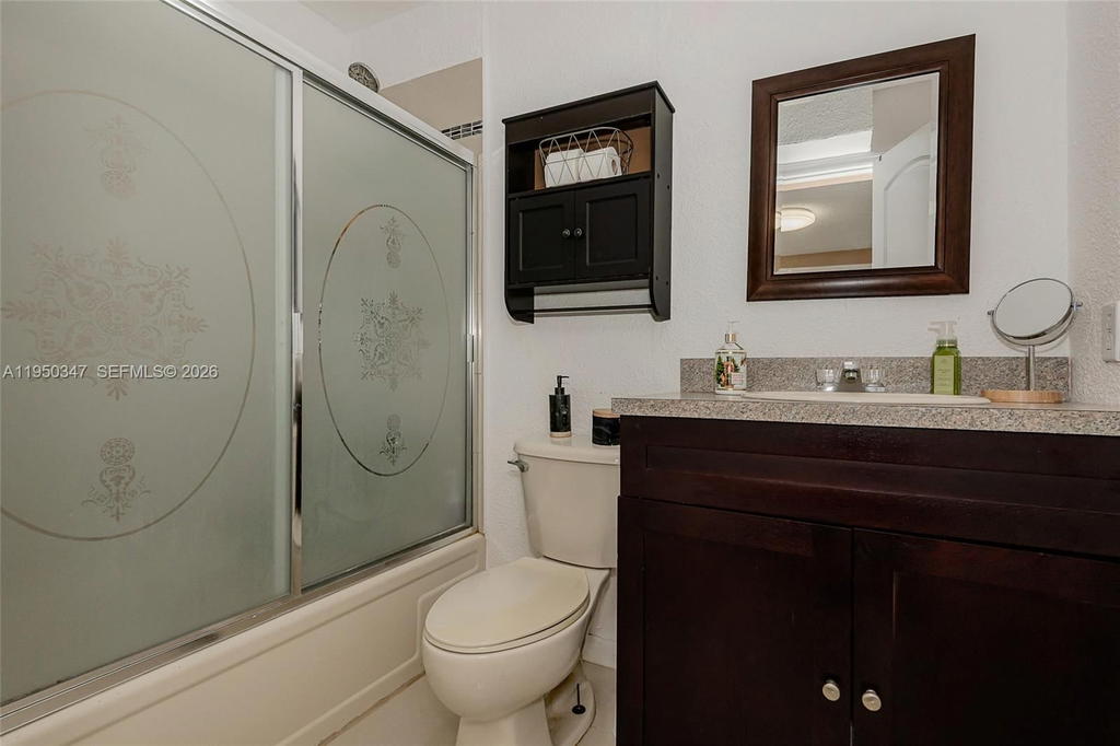 Real estate property located at 5565 194th Ln, Miami-dade, Lakes Of Acadia Unit One, Miami Gardens, FL