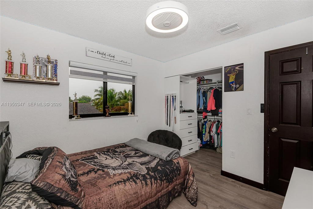 Real estate property located at 5565 194th Ln, Miami-dade, Lakes Of Acadia Unit One, Miami Gardens, FL