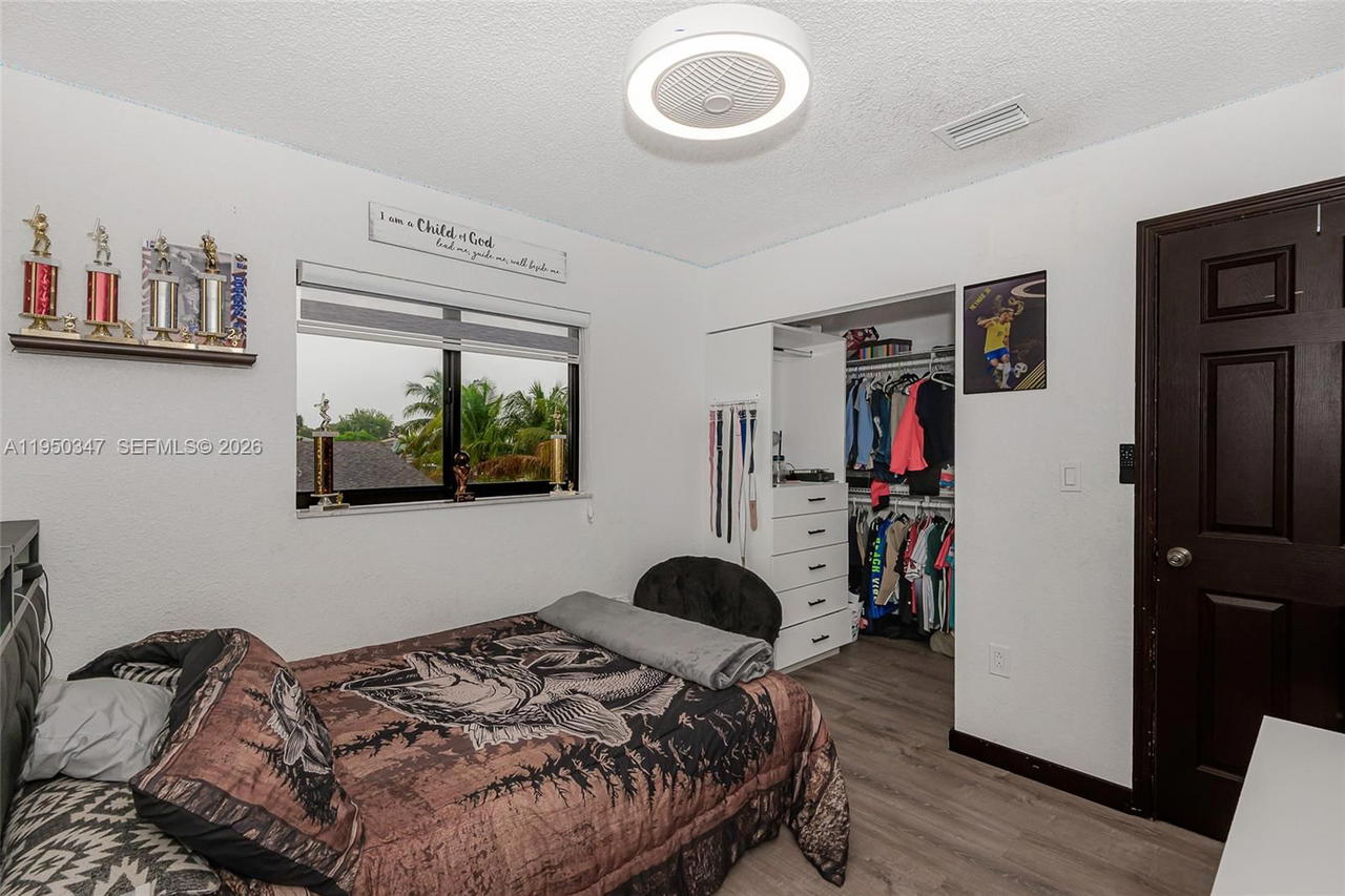 Real estate property located at 5565 194th Ln, Miami-dade, Lakes Of Acadia Unit One, Miami Gardens, FL