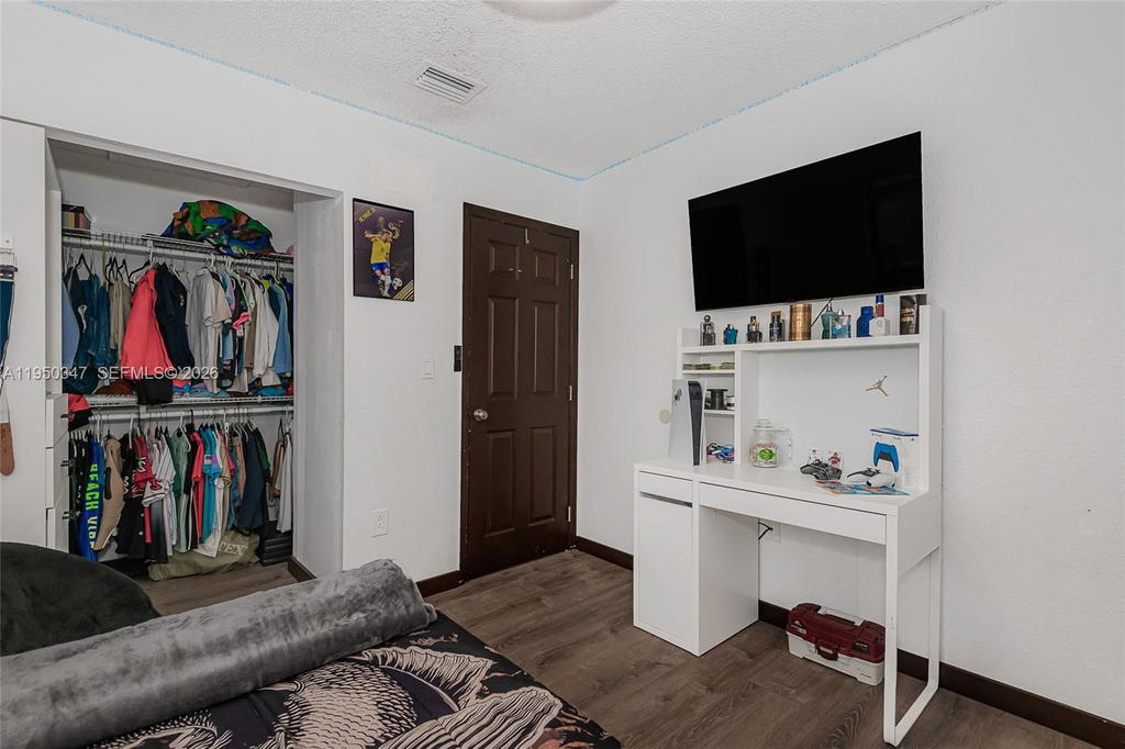 Real estate property located at 5565 194th Ln, Miami-dade, Lakes Of Acadia Unit One, Miami Gardens, FL