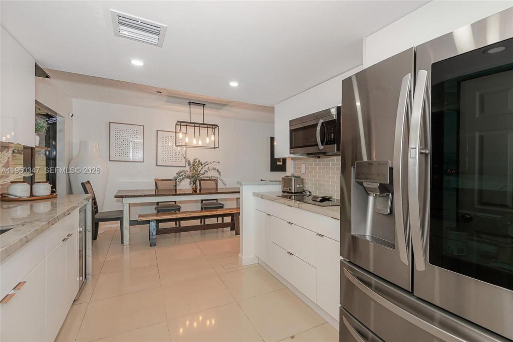 Real estate property located at 5565 194th Ln, Miami-dade, Lakes Of Acadia Unit One, Miami Gardens, FL