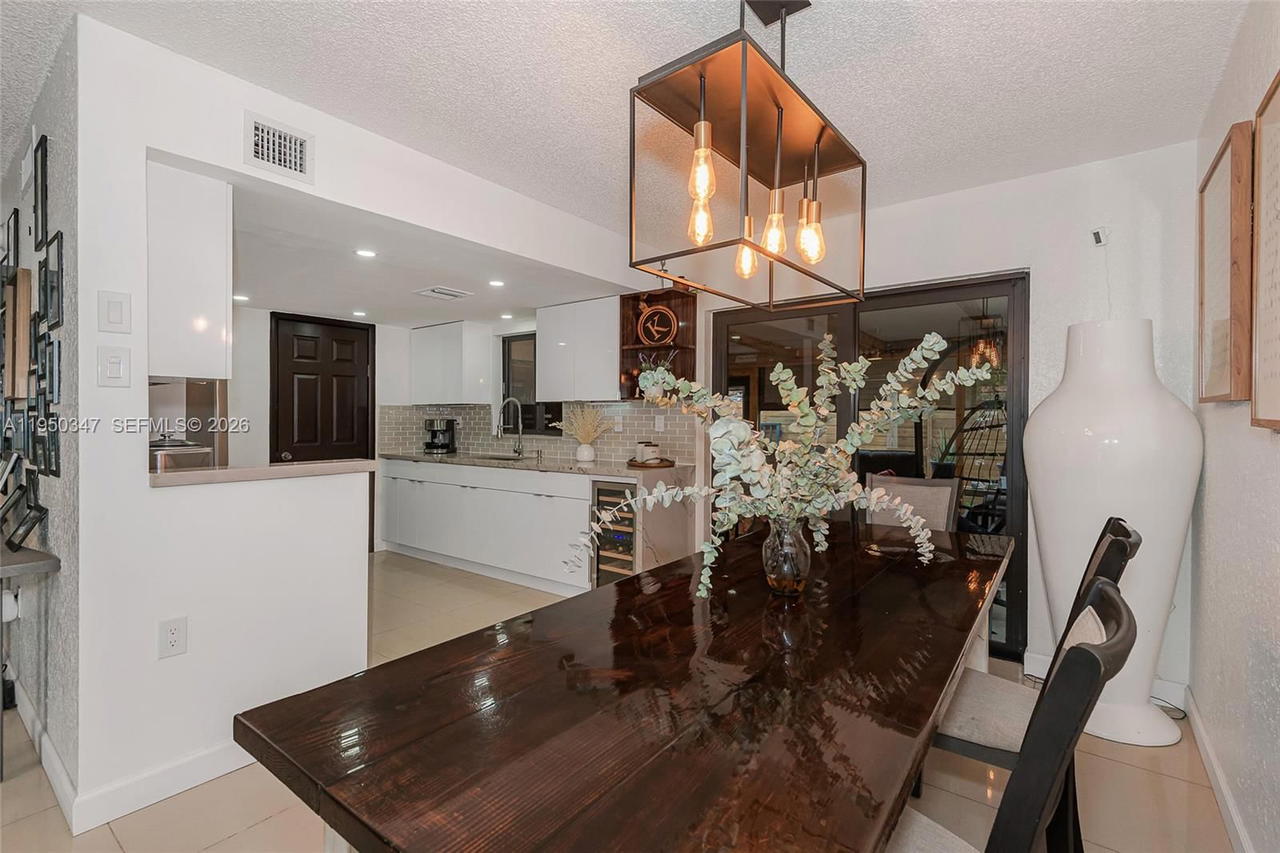 Real estate property located at 5565 194th Ln, Miami-dade, Lakes Of Acadia Unit One, Miami Gardens, FL