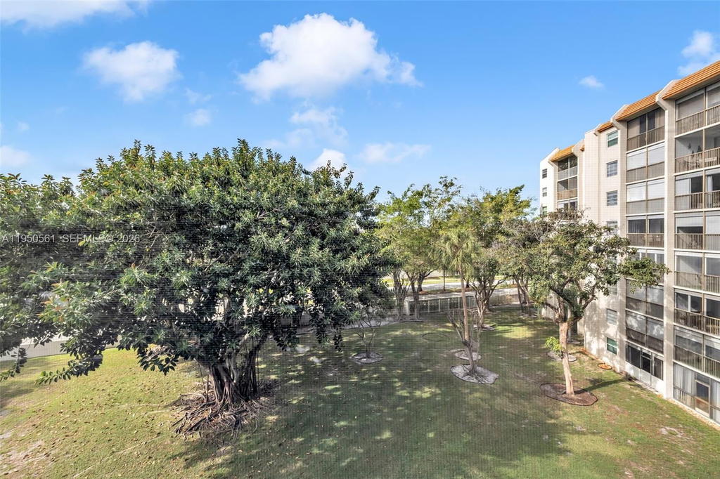 Real estate property located at 3910 Inverrary Blvd #503-B, Broward, 18th Hole At Inverrary Co, Lauderhill, FL