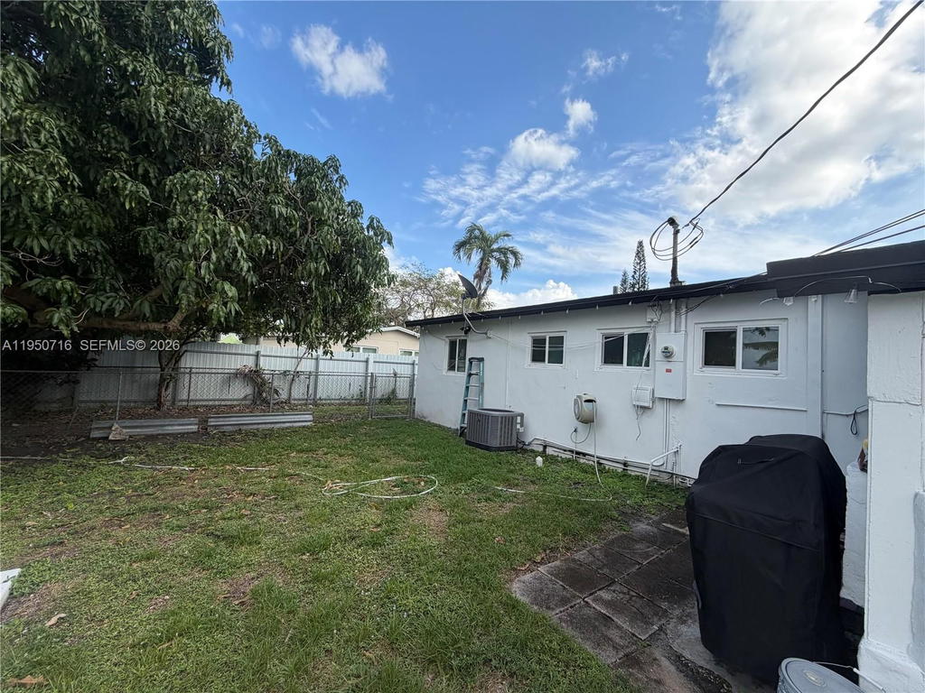 Real estate property located at 1011 212th Ter, Miami-dade, Ives Estates Sec 5, Miami, FL