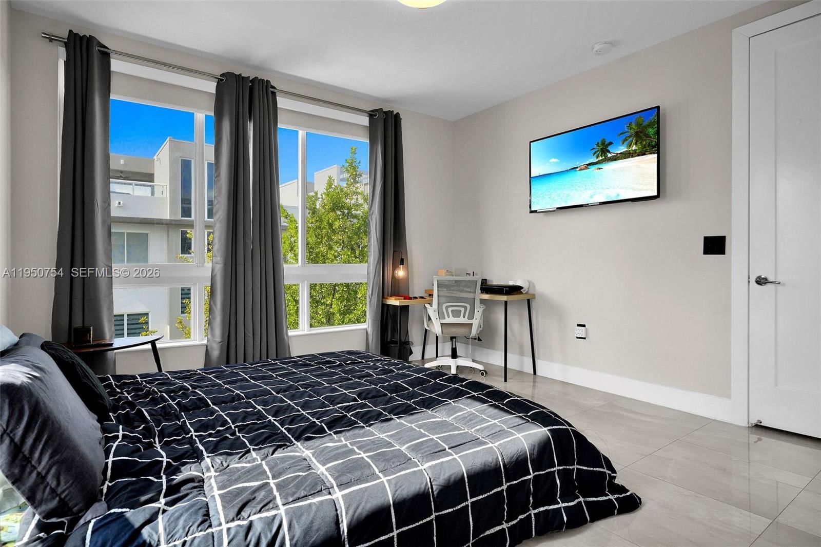Real estate property located at 6611 105th Ave, Miami-dade, Landmark At Doral, Doral, FL