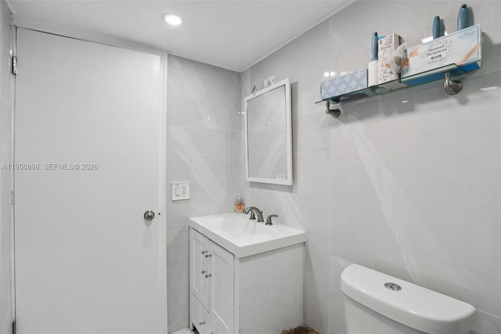 Real estate property located at 1630 46th St #208F, Miami-dade, Silver Spring Tower Condo, Hialeah, FL