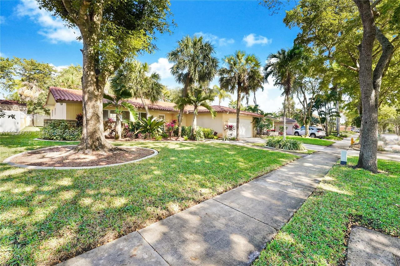 Real estate property located at 6931 Loch Ness Dr, Miami-dade, Miami Lakes Loch Ness Sec, Miami Lakes, FL