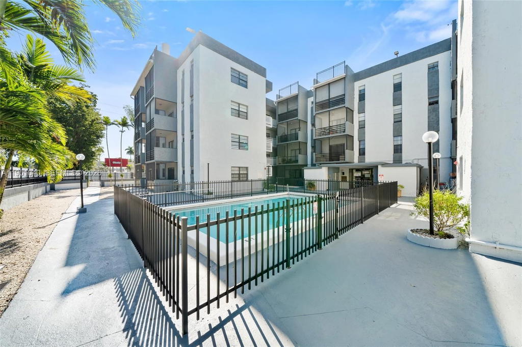 Real estate property located at 13500 3rd Ct #325, Miami-dade, Brookview Condo, North Miami, FL