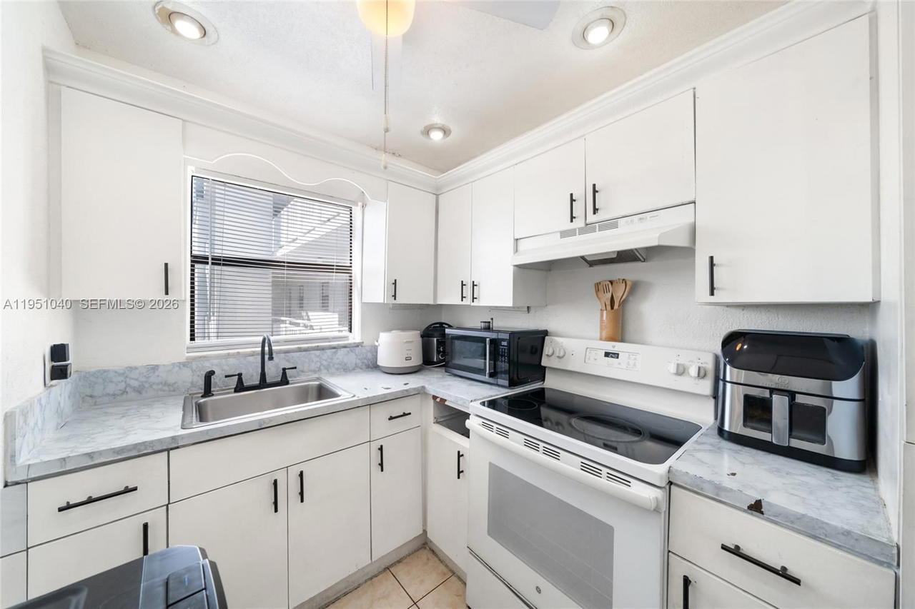 Real estate property located at 13500 3rd Ct #325, Miami-dade, Brookview Condo, North Miami, FL