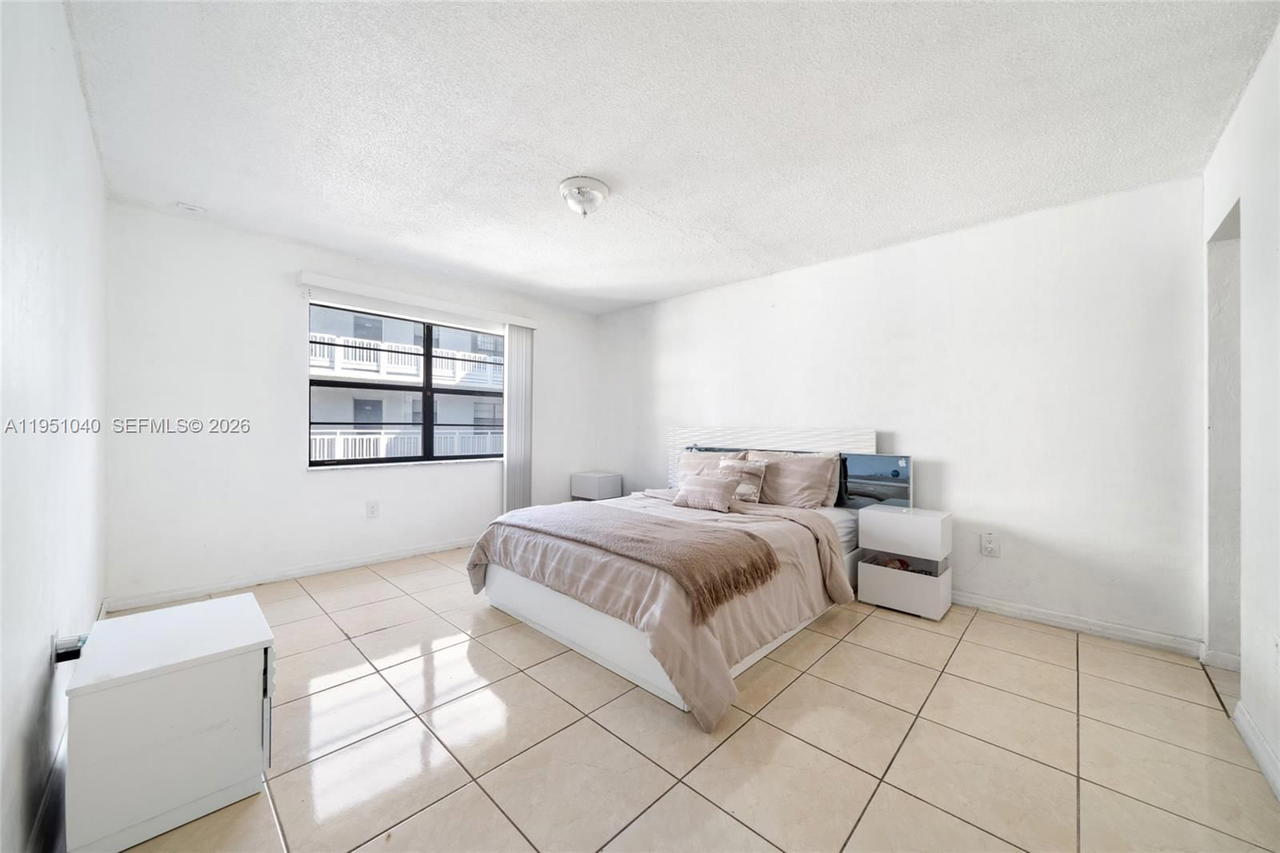 Real estate property located at 13500 3rd Ct #325, Miami-dade, Brookview Condo, North Miami, FL