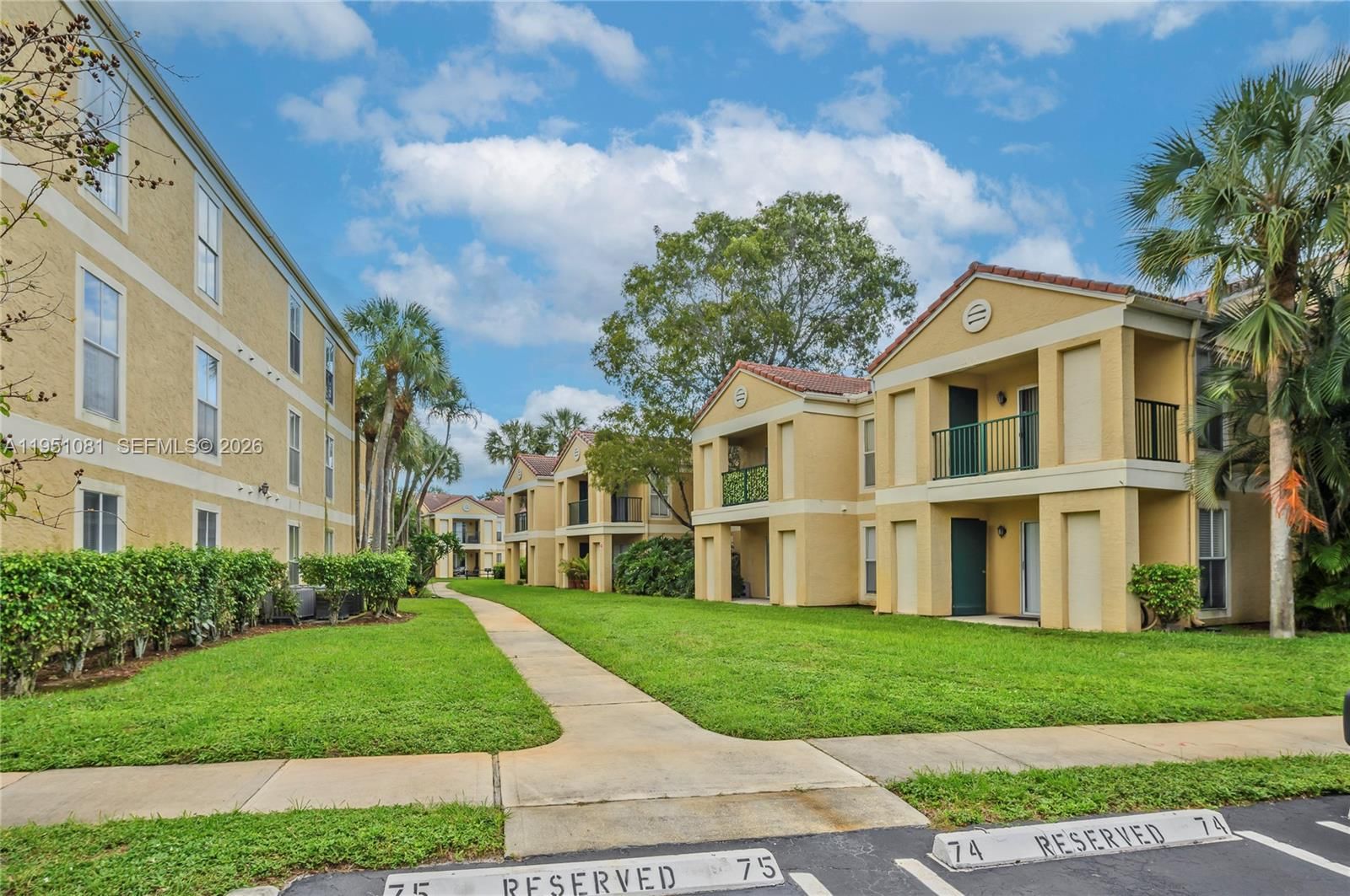 Real estate property located at 833 Riverside Dr #811, Broward, Savannah At Riverside Con, Coral Springs, FL