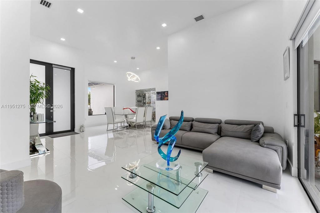 Real estate property located at 13118 215th Ter, Miami-dade, Oak South Estates, Miami, FL
