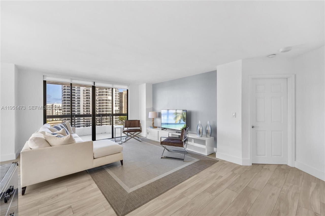 Real estate property located at 3530 Mystic Pointe Dr #1206, Miami-dade, Mystic Pointe Tower 500 C, Aventura, FL