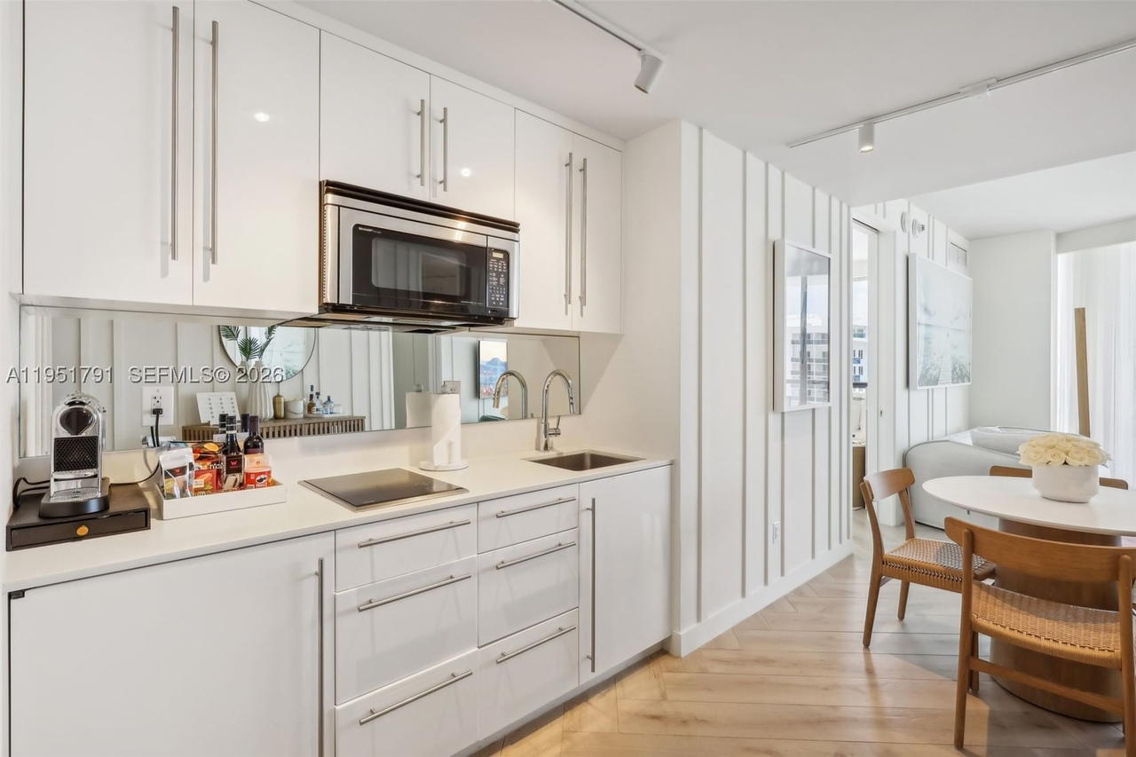 Real estate property located at 2201 Collins Ave #1511, Miami-dade, 2201 Collins Ave Condo, Miami Beach, FL