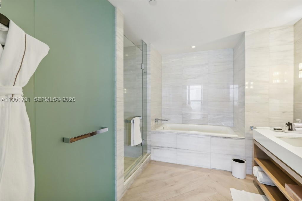 Real estate property located at 2201 Collins Ave #1511, Miami-dade, 2201 Collins Ave Condo, Miami Beach, FL