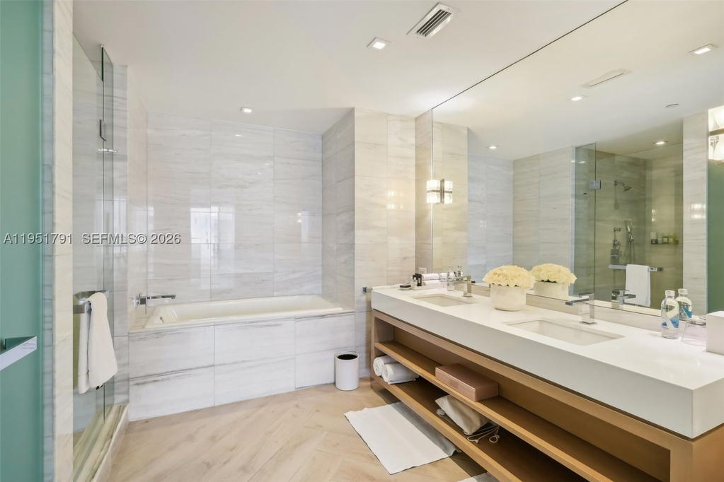 Real estate property located at 2201 Collins Ave #1511, Miami-dade, 2201 Collins Ave Condo, Miami Beach, FL