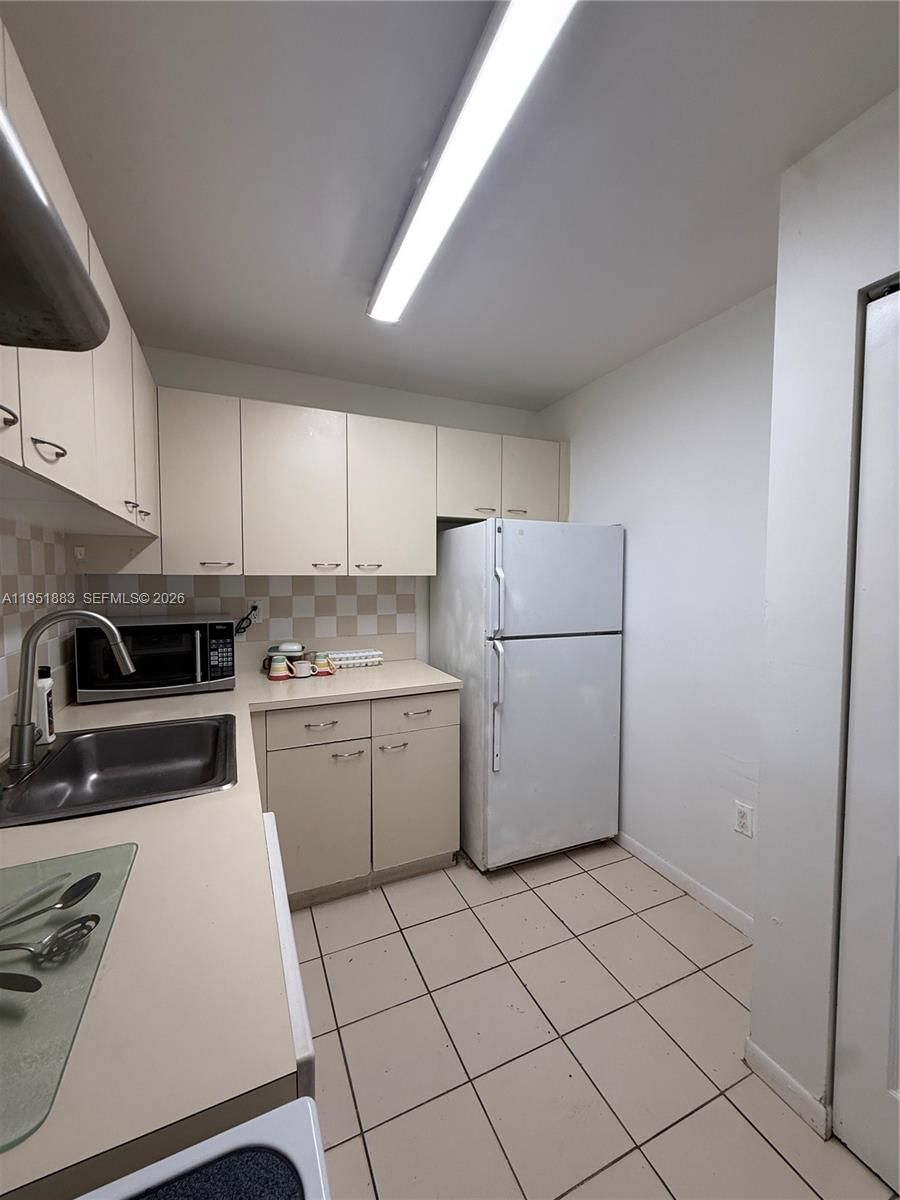 Real estate property located at 10431 Kendall Dr D104, Miami-dade, Nob Hill West Condo, Miami, FL