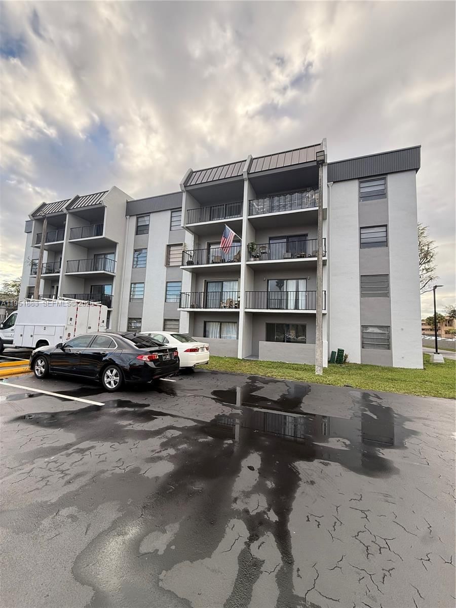 Real estate property located at 10431 Kendall Dr D104, Miami-dade, Nob Hill West Condo, Miami, FL