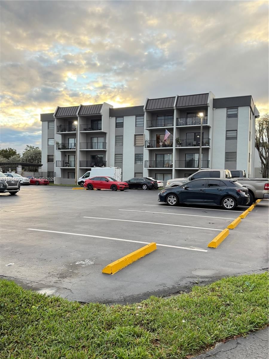 Real estate property located at 10431 Kendall Dr D104, Miami-dade, Nob Hill West Condo, Miami, FL