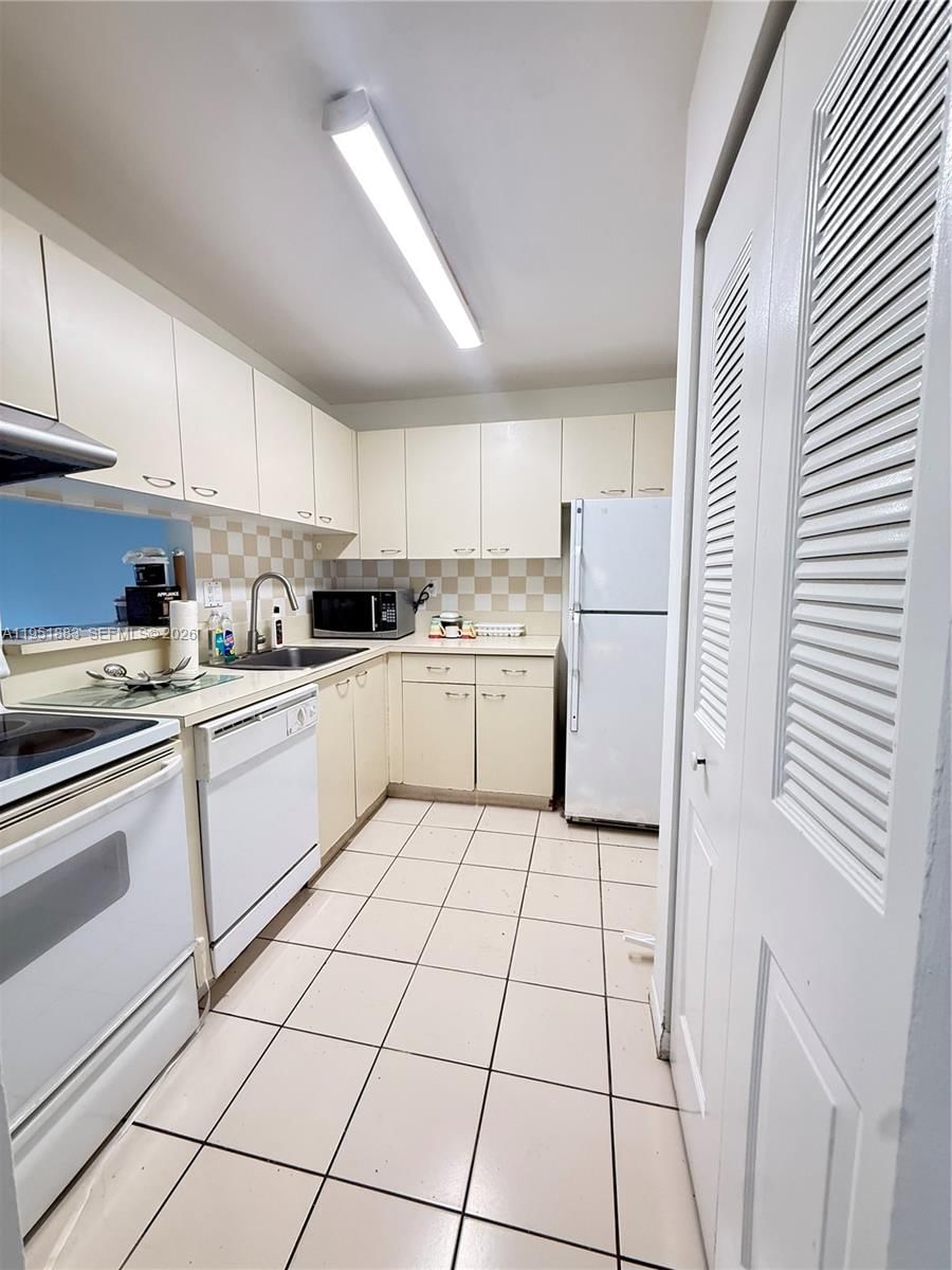 Real estate property located at 10431 Kendall Dr D104, Miami-dade, Nob Hill West Condo, Miami, FL