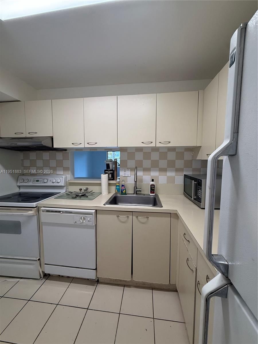 Real estate property located at 10431 Kendall Dr D104, Miami-dade, Nob Hill West Condo, Miami, FL