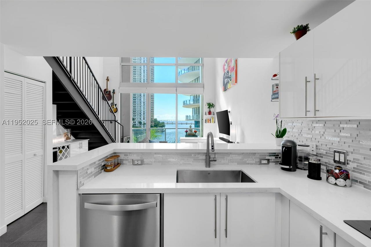 Real estate property located at 300 BISCAYNE BLVD L-410, Miami-dade, Met 1 Condo, Miami, FL