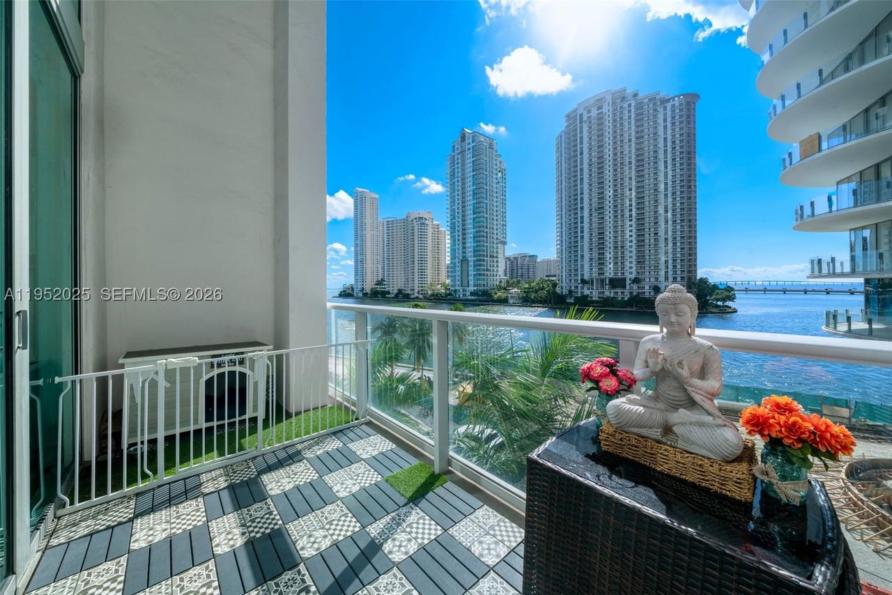 Real estate property located at 300 BISCAYNE BLVD L-410, Miami-dade, Met 1 Condo, Miami, FL