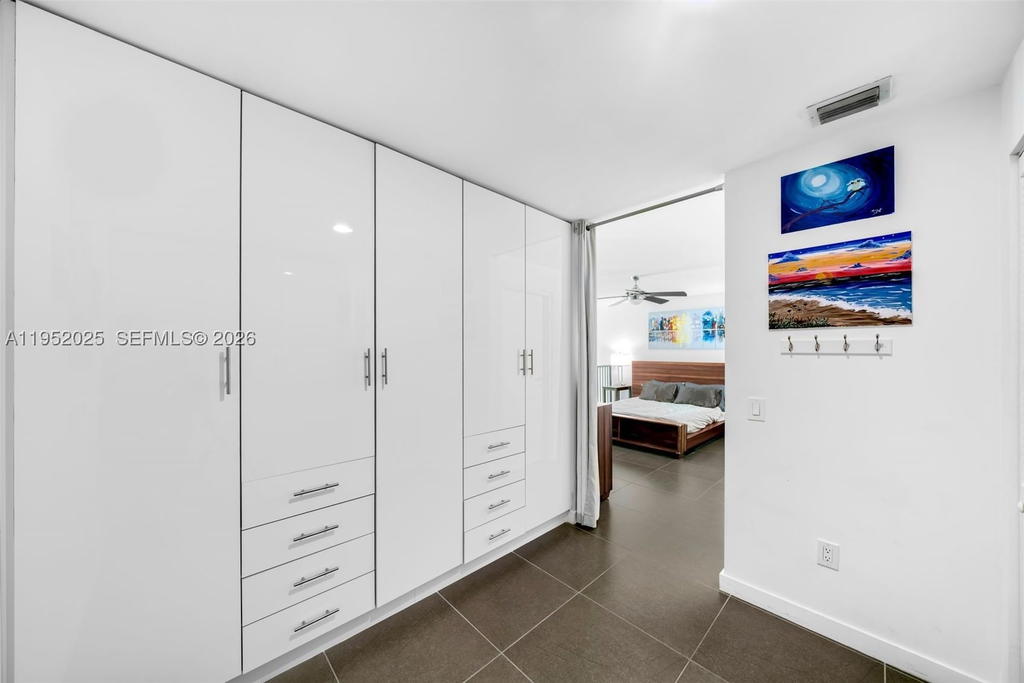 Real estate property located at 300 BISCAYNE BLVD L-410, Miami-dade, Met 1 Condo, Miami, FL