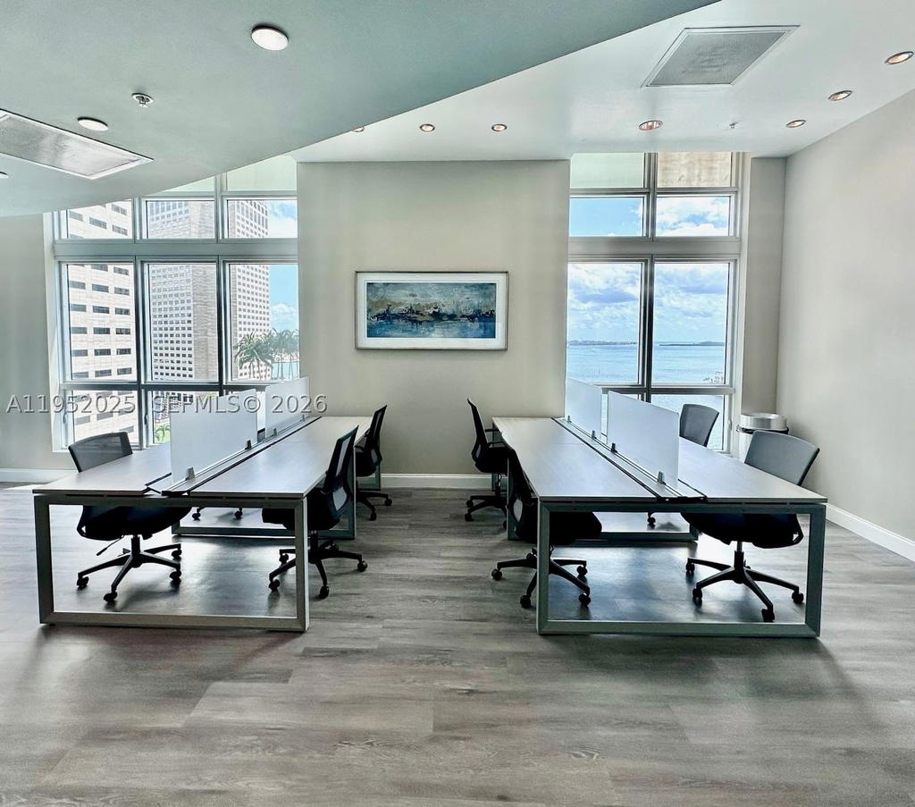 Real estate property located at 300 BISCAYNE BLVD L-410, Miami-dade, Met 1 Condo, Miami, FL