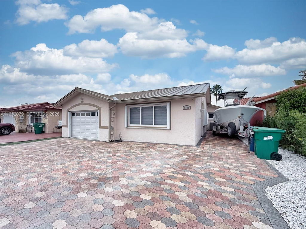 Real estate property located at 1300 136th Pl, Miami-dade, Tamiami Lakes Sec 4, Miami, FL