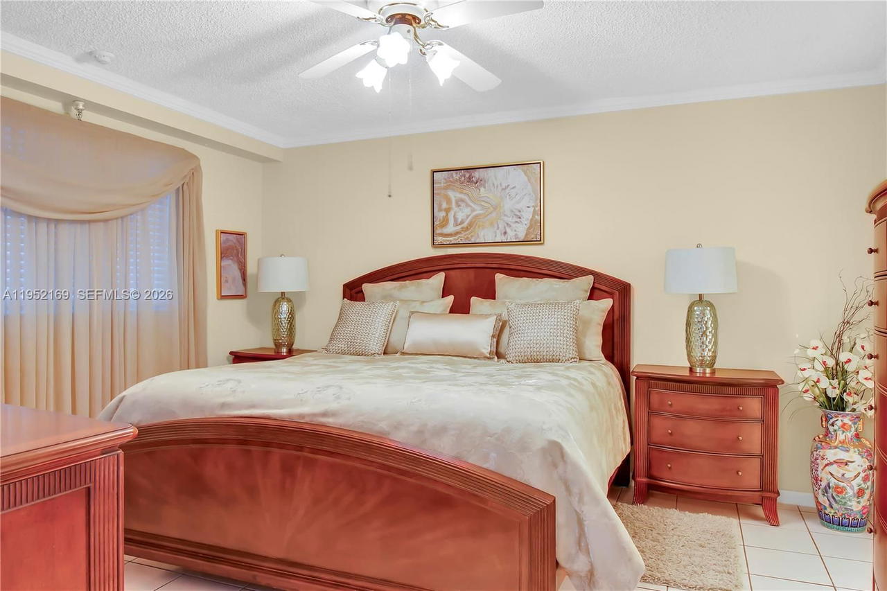 Real estate property located at 17800 Bay Rd #605, Miami-dade, Le Laurier Condo, Sunny Isles Beach, FL