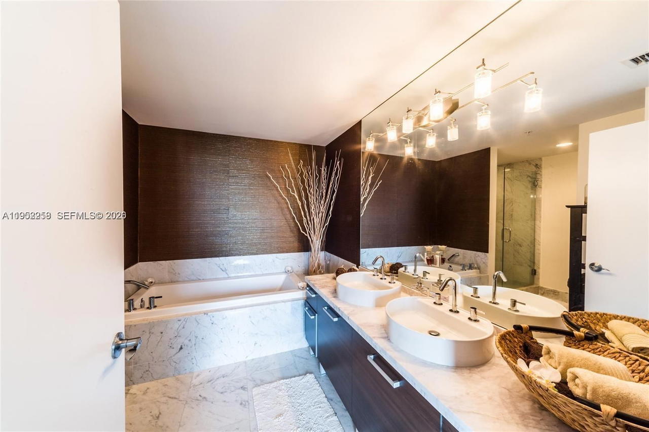 Real estate property located at 244 Biscayne Blvd #4407, Miami-dade, Vizcayne North Condo, Miami, FL