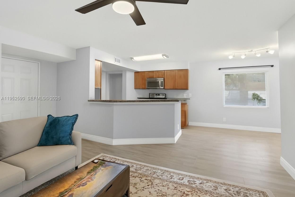 Real estate property located at 9999 Summerbreeze Dr #401, Broward, Summerbreeze Condo, Sunrise, FL