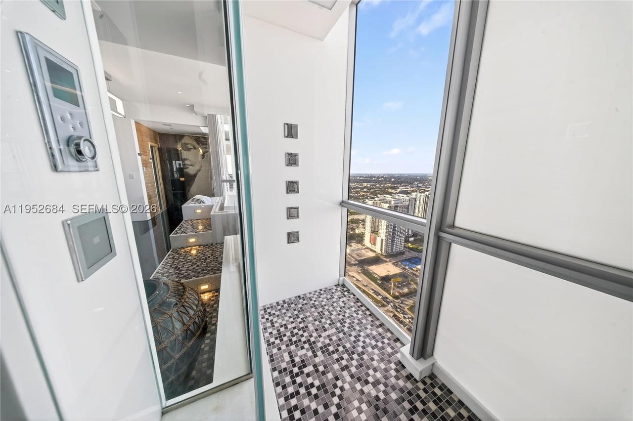 Real estate property located at 1100 Biscayne Blvd #5306, Miami-dade, Marquis Condo, Miami, FL