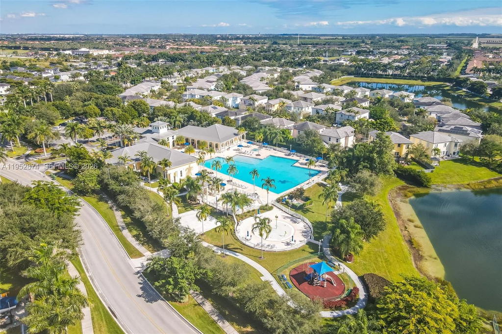 Real estate property located at 3213 7th Ct, Miami-dade, Martinique At Oasis Repla, Homestead, FL