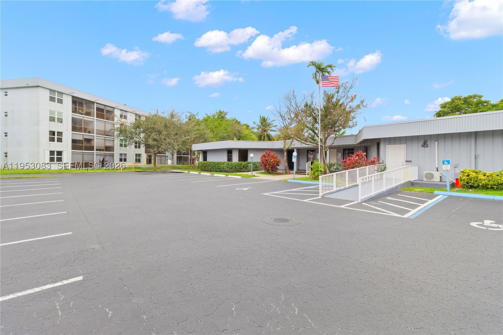 Real estate property located at 117 Royal Park Dr #3H, Broward, Royal Park Condo, Oakland Park, FL