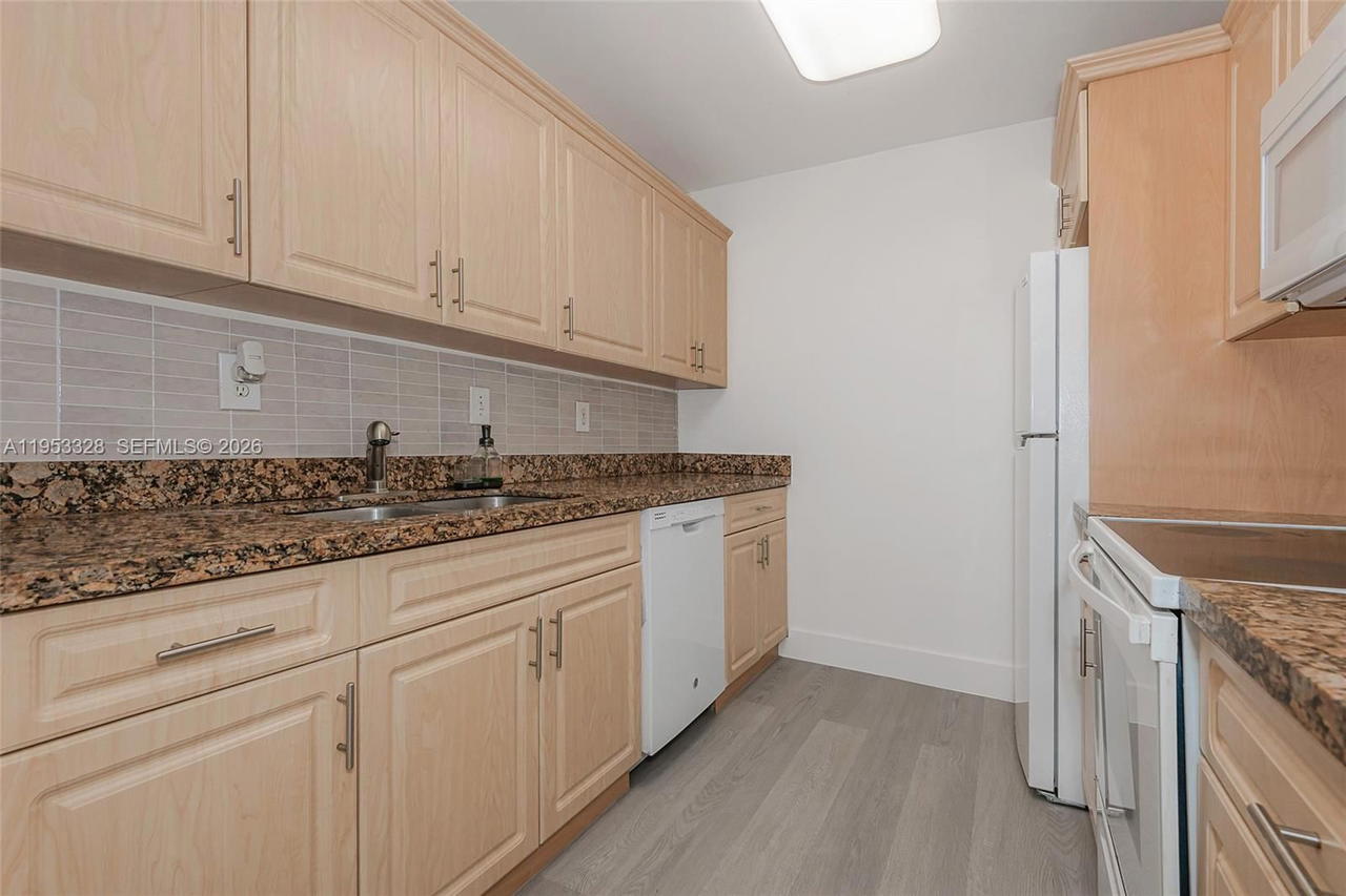 Real estate property located at 7121 Miami Lakes Dr Q3, Miami-dade, Cypress Village Condo, Miami Lakes, FL