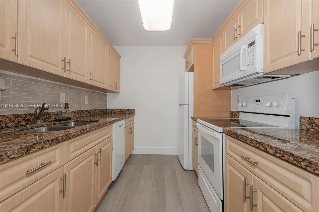 Real estate property located at 7121 Miami Lakes Dr Q3, Miami-dade, Cypress Village Condo, Miami Lakes, FL