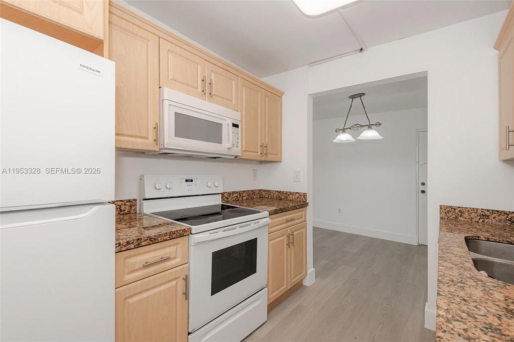 Real estate property located at 7121 Miami Lakes Dr Q3, Miami-dade, Cypress Village Condo, Miami Lakes, FL