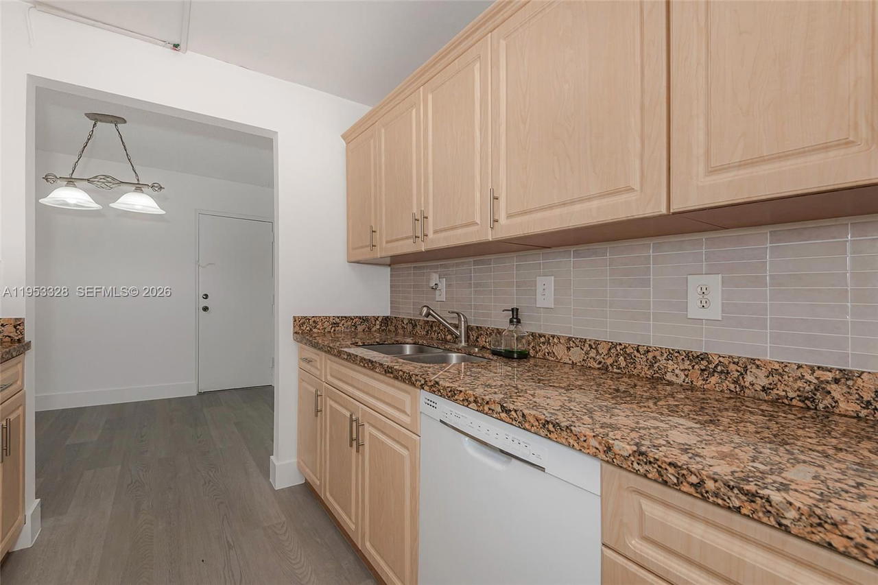 Real estate property located at 7121 Miami Lakes Dr Q3, Miami-dade, Cypress Village Condo, Miami Lakes, FL