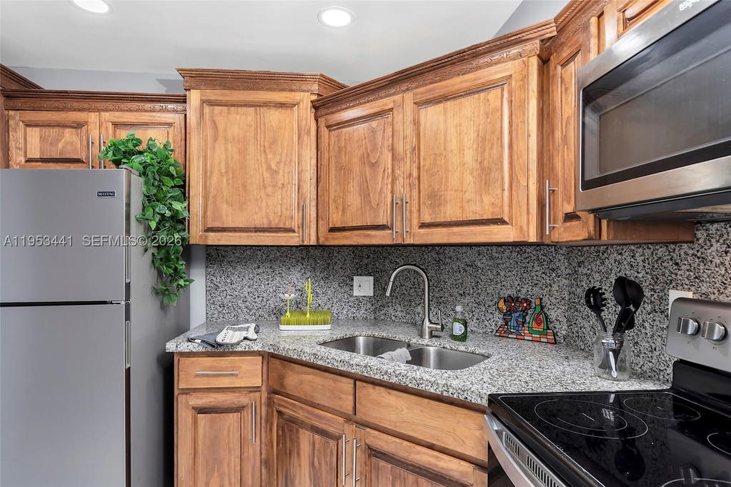 Real estate property located at 3300 Spanish Moss Ter #106, Broward, Garden Lakes Of Inverrary, Lauderhill, FL