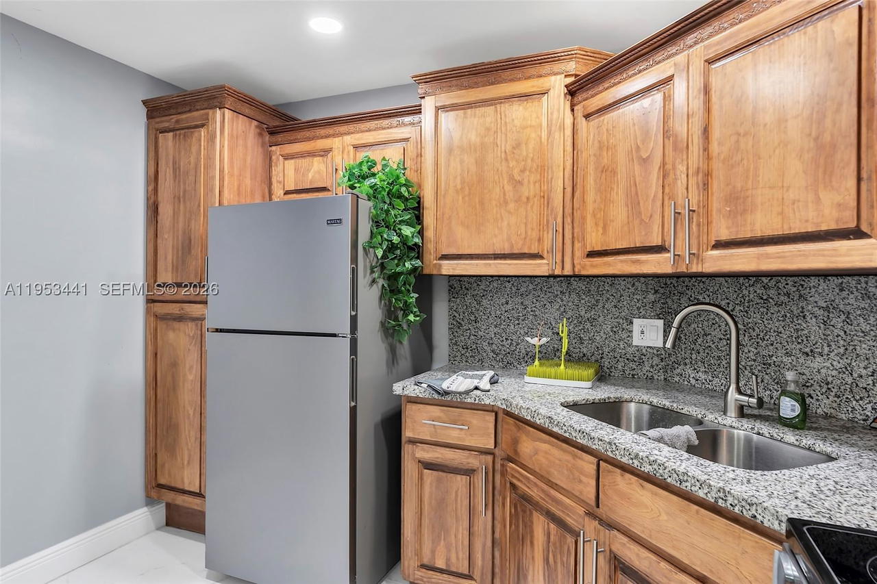 Real estate property located at 3300 Spanish Moss Ter #106, Broward, Garden Lakes Of Inverrary, Lauderhill, FL