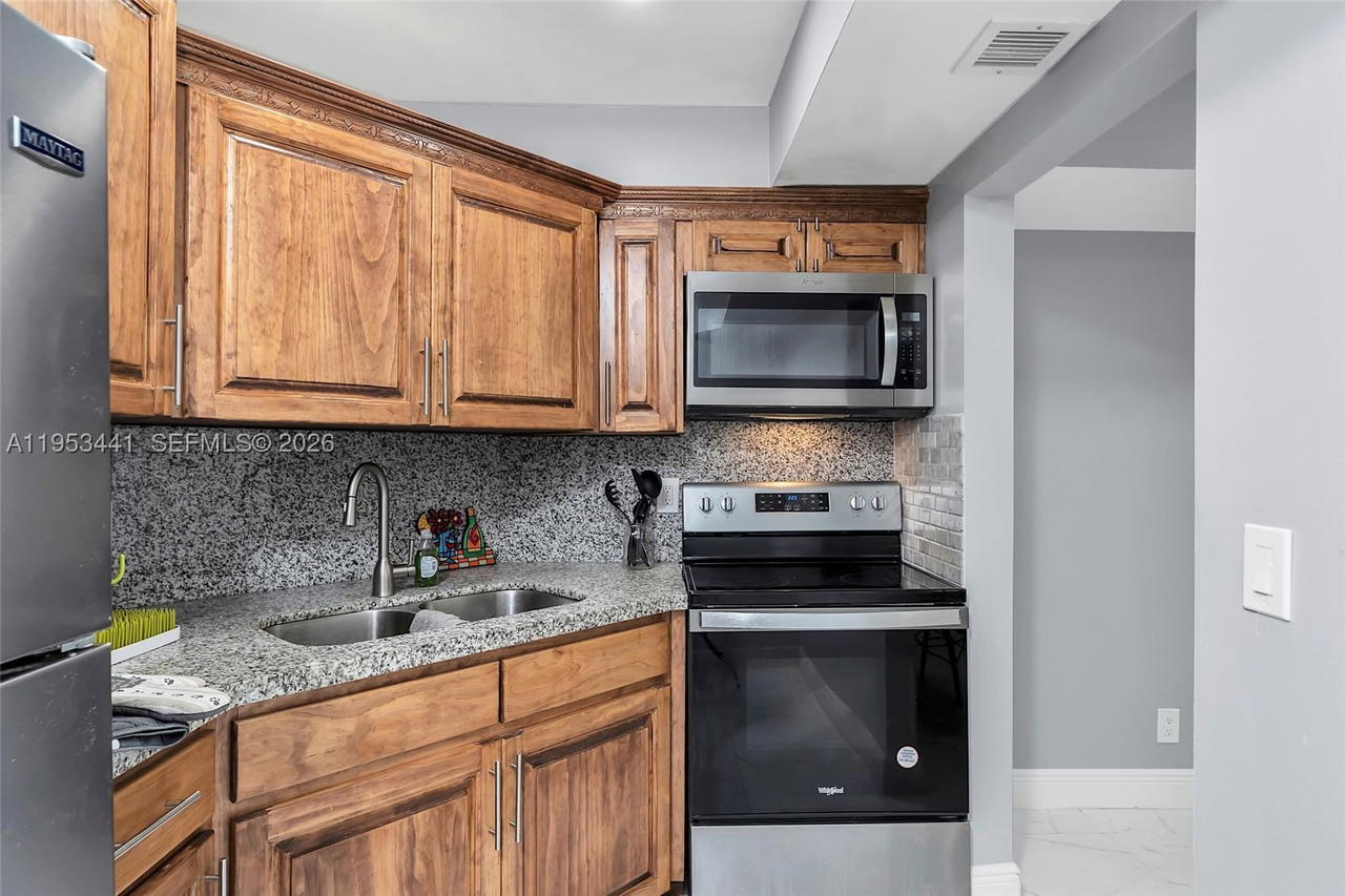 Real estate property located at 3300 Spanish Moss Ter #106, Broward, Garden Lakes Of Inverrary, Lauderhill, FL
