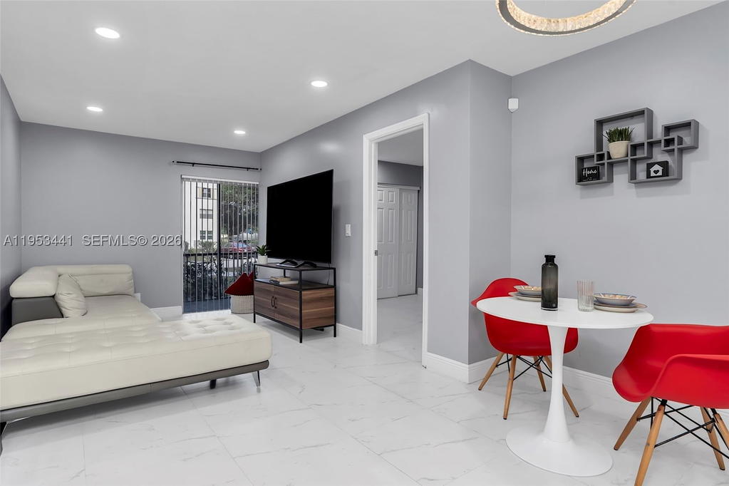 Real estate property located at 3300 Spanish Moss Ter #106, Broward, Garden Lakes Of Inverrary, Lauderhill, FL