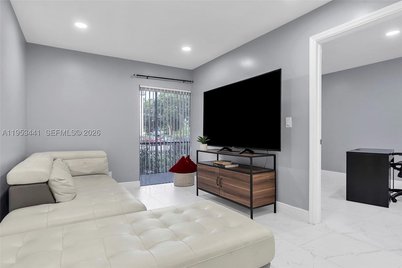 Real estate property located at 3300 Spanish Moss Ter #106, Broward, Garden Lakes Of Inverrary, Lauderhill, FL