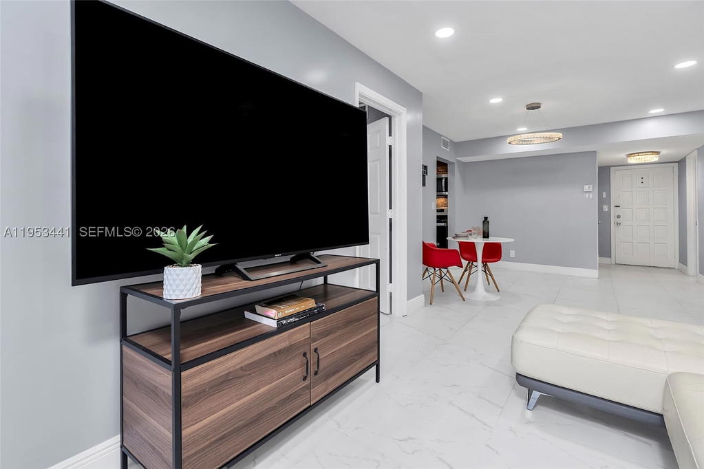 Real estate property located at 3300 Spanish Moss Ter #106, Broward, Garden Lakes Of Inverrary, Lauderhill, FL