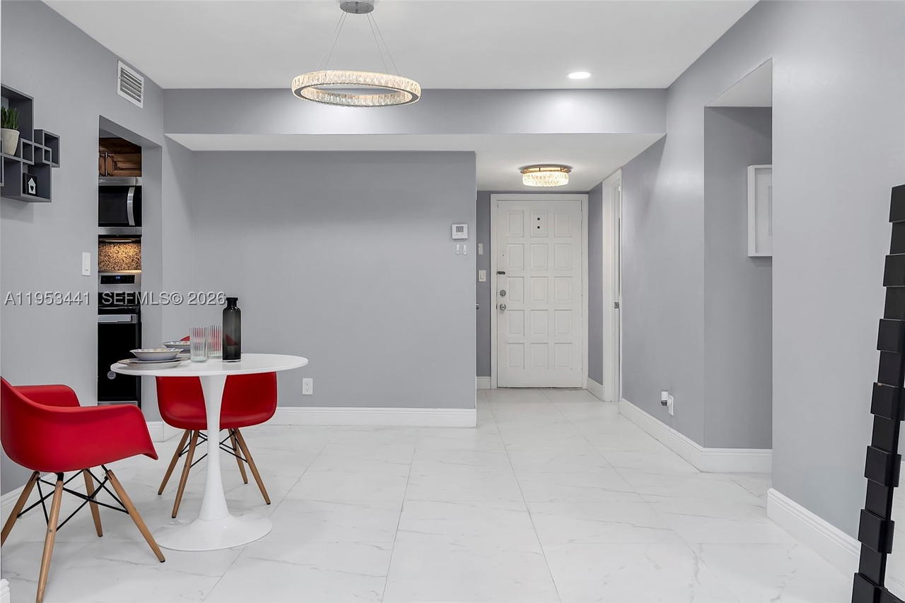 Real estate property located at 3300 Spanish Moss Ter #106, Broward, Garden Lakes Of Inverrary, Lauderhill, FL