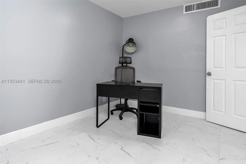 Real estate property located at 3300 Spanish Moss Ter #106, Broward, Garden Lakes Of Inverrary, Lauderhill, FL