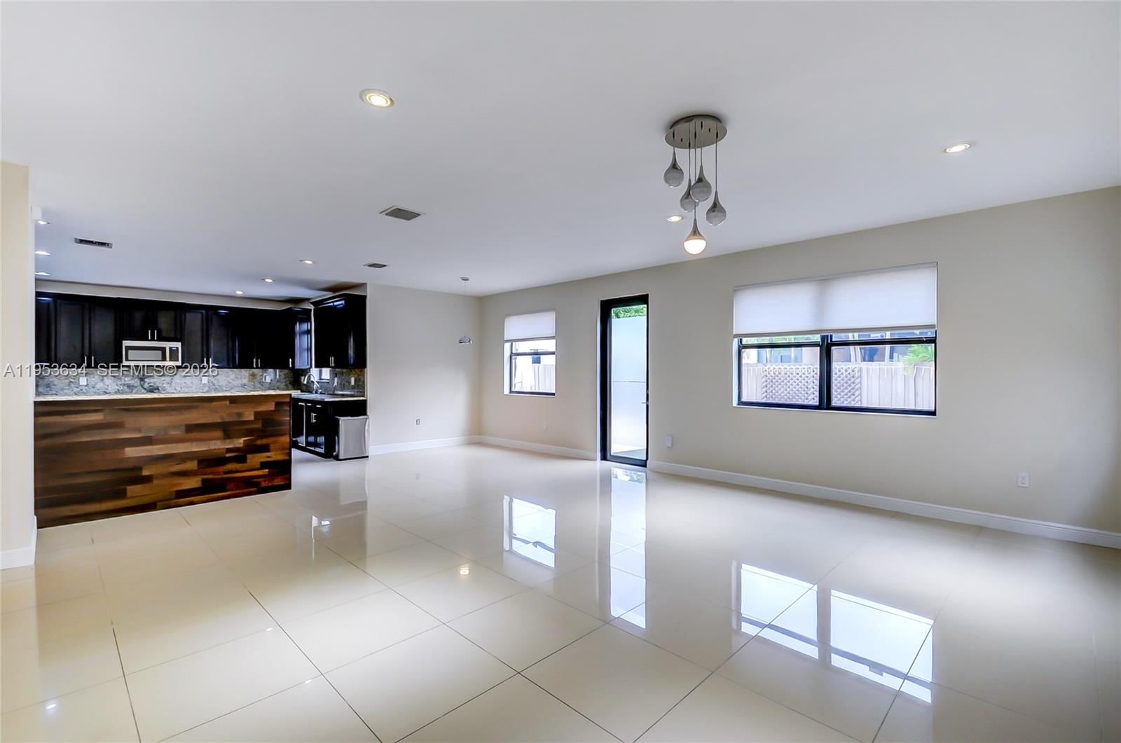 Real estate property located at 9815 86th Ter, Miami-dade, Doral Breeze, Doral, FL